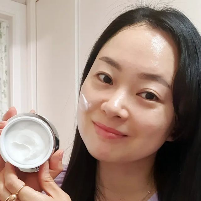 행복한 사막여우 | 책추천, 리뷰, 일상, 육아 on Instagram: "#광고
잘 고른 크림 하나, 피부과 관리 안 부럽다?!
세포를 오랫동안 건강하게 유지하는 #오토파지 ⭐️

세포의 노화 과정을 늦추며, 세포를 젊고 건강하게 유지시켜주는 오토파지 시스템을 적용한 오토파지 레볼루션 크림을 쓰고 있는데요.
FDA 인증 화장품으로 안전성과 유효성이 입증된 주름개선 및 미백효과 기능성 크림이랍니다.

✅️장수유전자로 이루어내는 뛰어난 항산화 효과, 헥사페타이드-2  성분으로 성장호르몬 분비 촉진으로 젊은 피부 재생, 500달톤 이하 초저분자 콜라겐과 히알루론산이 반응하여 탄력 강화 등 앞선 기술력이 집약된 크림으로, 하나만 발라도 정말 든든한데요!

💦바르는 즉시 촉촉한 보습감은 물론, 피부가 밝고 맑아지는 느낌!! 꾸준히 사용해서 더 건강한 피부로 거듭나보겠습니다💛

⭐️지마켓 
https://item.gmarket.co.kr/Item?goodscode=3642523480
.
.
#주름개선 #주름개선화장품 #수분크림 #보습크림 #오토파지크림 #오토파지레볼루션크림 #기능성화장품 #미백크림 #FDA인증화장품 #화장품선물 #바이오화장품 #다기능화장품"
