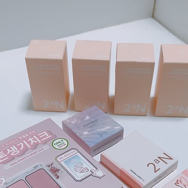 보라앙마💜 on Instagram: "#보라앙마
#올영픽 💕

💟롱 웨어링 파운데이션 미니

미백 주름개선 자외선차단
3중 기능성 화장품이고
미니라 휴대하기도 좋아요

20호 복숭아톤 썼는데
뽀얗고 투명한
베이비페이스로 바꿔주네요

💟컬러 플레이 듀얼 라이너

아이돌 애굣살 넣어주고
음영까지 완벽한 템!

💟듀얼치크

첫사랑에 퐁당 빠져버린
발그레한 치크표현 가능하구요
덧발라도 맑게 발려 좋네요

💟퓨어 글래시 하이라이터

투명하게 차오르는
맑은 설탕광 덕에
얼굴에서 빛이 난답니다

#올영필수템
#올리브영추천템
#러브버블컬렉션
#컬러플레이듀얼라이너
#롱웨어링파운데이션미니"