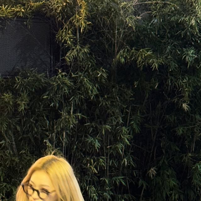 LEE YUNJI 👻 on Instagram: "#제품제공 🧥 @osawa_official 드디어 봄이 온 걸까나🌷🍃 빈티지한 단추 포인트 리버시블 트렌치야상 낮에 트렌치코트로 가볍게 툭 걸쳐주고 나와도 일교차 심한 요즘