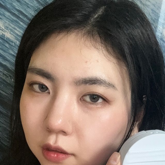 윤영지 on Instagram: "#광고 이렇게 빛나는 쿠션은 처음이야..🥺
피부표현은 글로잉하게, 커버력은 매트처럼!!
에이프릴스킨의 전에 없던 신개념 글로잉매트와
찰떡궁합인 하프퍼프까지❤️

넓은 컬러 차트로 내 피부에 딱 맞는
컬러를 선택할 수 있어요😊

📍구매는 에이프릴스킨 공식몰에서
https://aprilskin.com/product/detail.html?product_no=1315

#에이프릴스킨#글로잉매트쿠션#글로잉매트#글로우쿠션#매트쿠션#쿠션팩트#쿠션팩트추천#모공커버쿠션#커버력좋은쿠션#쿠션파데추천#커버쿠션#파운데이션추천#19호쿠션#17호쿠션#21호쿠션#쿠션추천"