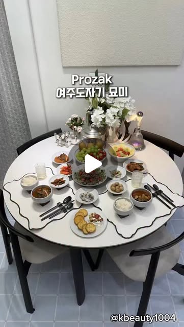 🕊️감성메리 I MYUNGSUNLEE🤍 on Instagram: "특별하고픈 8월🥹*광고
삼시세끼 정성스러운 집밥 먹는 메리홈🤍

나만 알기엔 너무 예쁘고
나만 느끼기엔 너무도 따듯한 
핸드메이드 #프로작 #여주도자기 
#묘미 그릇에 정성껏 담아 보았어요🖤🤍

크고 두툼한 사각의 굽으로
동양적인 감수성과 현대적인 실루엣
그리고 유니크한 감성까지 챙길 수 있어요

이제 집에서도 고급스러운 특별한 식사를 즐겨보세요

구매는 프로필 링크🖤

#prozak #묘미그릇 #프로작여주도자기묘미 #한식 #파인다이닝 #파인다이닝그릇 #그릇추천#그릇세트#플레이팅접시#예쁜그릇#한식요리"