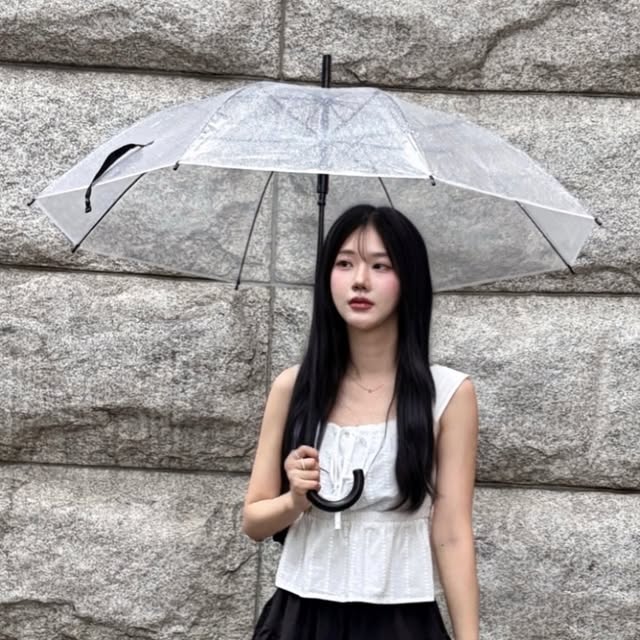 수연 on Instagram: "#광고 #비바브라운 @vivabrown_official 
⠀
내추럴한 벌룬핏 형태의 숏 스커트
앞머리까지 자르고 
⠀
여름 보내기 !
.
.
⠀
#피팅모델 #패션계정 #ootd #fashion #fyp #vivabrown 
#하의 #스커트 #치마 #프릴 #스커트추천
#skirt #bottom #벌룬스커트 #페미닌 #러블리"