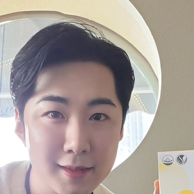 최보석 on Instagram: "#광고
.
.
.
#헬퓨
초소형 고함량 비건 
비타민D3 2000IU

원료부터 완제품까지 
비건 인증 받은 식물성 비타민D3 🍋 🍀 

1일 권장섭취기준치 500% 충족,
비타민D 부족을 효율적으로 케어 ‼️

초소형 100mg 캡슐로 목넘김 부담 없이
누구나 간편하게 섭취👍🏻

알약이 엄청 작아서 목구멍이 작은 저도
먹기 너무 편하고 좋았어요 😆 👏🏻 👏🏻 

식물유래 비타민E 함유로 산화 안정성까지 생각한
스마트 설계 💯 🤓

전 성분 NON-GMO, 
첨가물 10 FREE 더욱 깐깐하게 🤗

비건 라이프를 실천 중인 분, 
뼈 건강이 걱정되시는 분, 
일반 비타민D가 불편하셨던 분들에게
 
적극 권장드립니다 😄✨️🌞

#협찬 #비타민D #비건비타민D #임산부비타민D #비타민D결핍 #비타민D수치 #비타민D2000IU
#비타민디효능 #헬퓨 #비타민디"