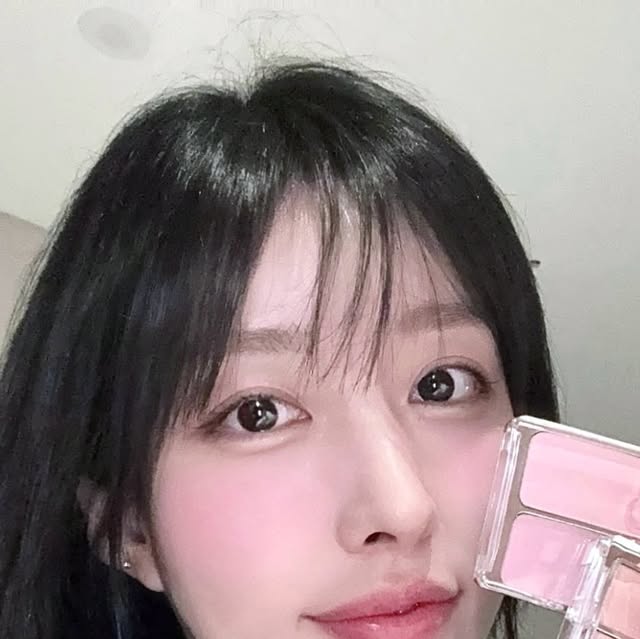 H͜͡Y͜͡A͜͡N͜͡G͜͡  | 뷰티 | 일상 | 여행 on Instagram: "@2an_official #투에이엔

투에이엔이 새롭게 출시된 #러브버블컬렉션 으로 나왔어요!
지난 컬렉션들도 거의 다 가지고있을만큼 좋아하는데, 
이번에도 정말 예쁘더라구요..!💗🫧

#투에이엔베러미아이팔레트 16.버블캔디
캔디팝 핑크아이팔레트로, 봄웜이나 여쿨이 사용할 수 있어요. 이전에 버블검이 코랄이라면 이건 조금더 핑크끼가 보이는데, 뉴트럴한 핑크라 웜쿨 모두 사랑스러운 메이크업이 가능해요! 특히 버블팝 컬러는 반짝임이 미쳤다는...✨

#투에이엔듀얼치크 16. 핑크텐션
생기있는 아이시안 퓨어한 색감의 핑크색 치크인데요!
여쿨 추천 블러셔지만 봄웜인 제가발라도 너무 튀거나하진않았어요! 뽀용하고 예쁜 색감입니당..!

#투에이엔롱웨어파운데이션미니 20.복숭아
15ml버전의 미니로 나온 파데인데, 가볍고, 세미매트한 제형이라 여행갈때 들고가기도 좋을 것 같았어요. 복숭아톤 베이스라 뽀얀베이스를 좋아하시는분들이 맘에들어하실 듯 해요!🍑

#투에이엔글레이즈바운싱틴트 05.버블리/08.로즈문
올영에서 제품 손등에 테스트해보고 이거다 했던 제품들..! 광택이 진짜 영롱해요...🙊 시간이 지나도 광택이 오래 남아있고 색감들도 너무너무 예쁩니다!

#투에이엔컬러플레이듀얼라이너 02.베베핑크/03.타로버니/05.팝핑베리
3mm 음영라이너와 5mm펄 라이너가 함께있는 듀얼라이너인데요. 아이돌애굣살을 원하시거나 중안부를 짧게만들고싶은 분들이 유용하게 쓰실 것 같아요. 아주 편합니당 ㅎㅎ

지금 바로 올리브영에서 만나보세요💗 ✩°｡⋆⸜(ू˙꒳​˙ )

#올영픽 #올리브영추천템 #올영필수템 #롱웨어링파운데이션미니 #컬러플레이듀얼라이너"