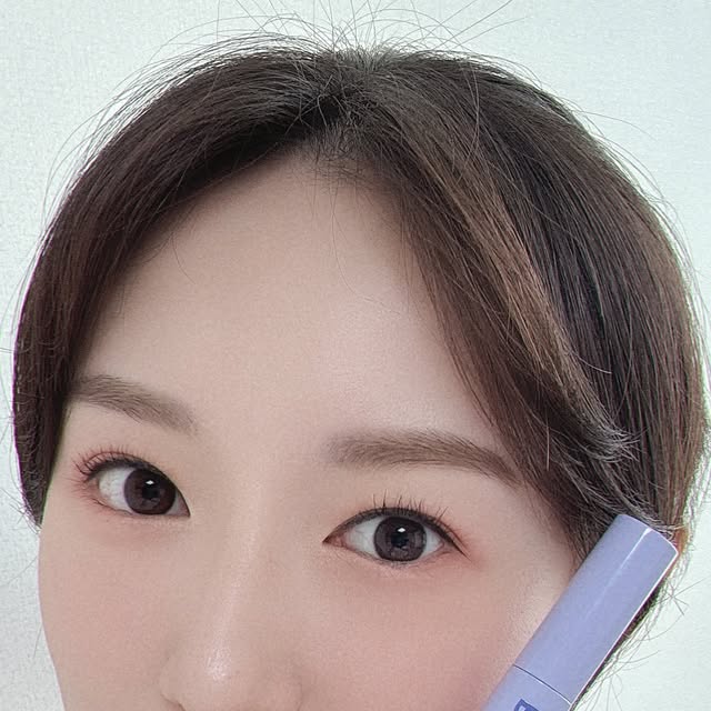 min on Instagram: "#광고 #블링디바컬부스터마스카라

 정착할 마스카라 찾았습니당… ❣️ 

 화장 똥손도 눈 두배 커 보이게, 뚜렷하게 만들어주는
 ✨블링디비 컬 부스터 마스카라✨ 

 텍스쳐도 촉촉한데 마르고 나면 물에 절대 지워지지 않는 강력한 프루프 마스카라에요 :) 오일 + 폼플렌징으로 지우니 또 금방 지워지더라구요! 

 이젠 속눈썹 안 붙이고 마스카라만 발라주면 되니 완전 편해졌어요! 저처럼 화장 똥손이신분들, 꼭 써보시길!! 

#광고#마스카라#마스카라추천#블랑디바마스카라#컬부스터마스카라#마스카라추천#워터프루프마스카라#번짐없는마스카라#블랙마스카라#가닥속눈썹"