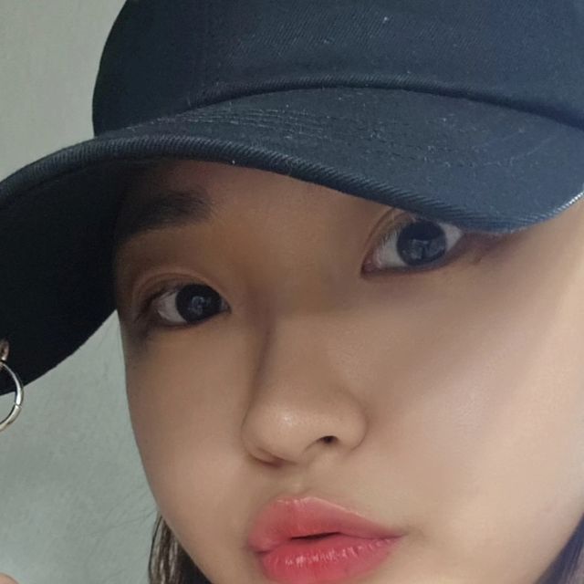 𝐍𝐚𝐢𝐥𝐚𝐡 | 네일라 on Instagram: "#광고 탄수화물 귀신은 요즘 이걸 챙겨먹는 중✨️

식사에 단백질 비중을 늘리고 있지만, 그럼에도 탄수화물을 놓칠 수 없는 나같은 탄수화물 귀신에게는 딱 좋았던 [허리쏘옥 다이어트 버닝컷]🔥🔥🔥

무산소만 하다가 체지방이나 라인 잡고 싶어서, 최근에 유산소를 조금씩 하기 시작했다! 근데 운동만으로는 조금,,자신이 없어서 가르시니아의 도움을 받아 내장지방 열심히 털어냈다🫠그래도 2주 안 되는 기간동안 체지방 1% 뺐다구용✨️

☀️다이어트 시작하면서 군것질이나 당류를 많이 끊었지만, 그래도 포기할 수 없었던 내 쌀밥과 스파게티...(절대 못 잃어...) 다이어트 하려면 탄수화물을 체지방으로 바뀌는 걸 막아주는 게 관건이라는 소리에, 하루에 한 번씩 ●점심식사때마다● 꼬박꼬박 챙겨먹어줬음ㅎㅎ 여행 갈 때도 꼭 챙겨가서 먹어줬다구요💖

그리고 가끔씩 점심에 깜빡하고 안 들고가거나 그래도, 저녁에 운동가기 전에 먹어줬음! 천연 카페인 성분이 들어가 있어서 운동도 뿜뿜 잘 된 것 같은 느낌적인 느낌💪

일반식품 ❌️
식약처에서 기능성 인정받은 다이어트 건강기능식품 ⭕️

요거 원래 정가 23,100원인데 💚헬스하우스 스마트스토어💚에서 쿠폰 사용하면 9,900원에 엄청 저렴하게 구매할 수 있음!! 하루에 100원으로 부담없이 관리해보자구요🥰💯

📍@healthouse365

#허리쏘옥다이어트#가르시니아#다이어트보조제#칼로리컷팅제#체지방컷팅제#다이어트영양제#유지어터#복부비만#뱃살빼는법#헬스하우스#얼죽아"