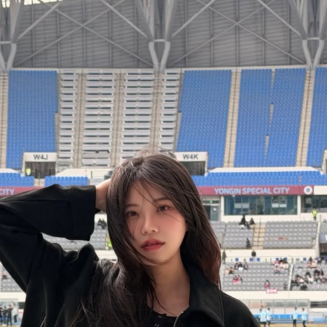 예은 on Instagram: "#협찬 
.
.
.
지금 계절에 입기 좋은 스웨이드 자켓 입고 축구보러감⚽️
주머니도 커서 폰넣기 좋았구 디자인이 깔끔해서 어떤옷이든 어울림
투웨이지퍼여서 스타일링 하기좋았당✌️"