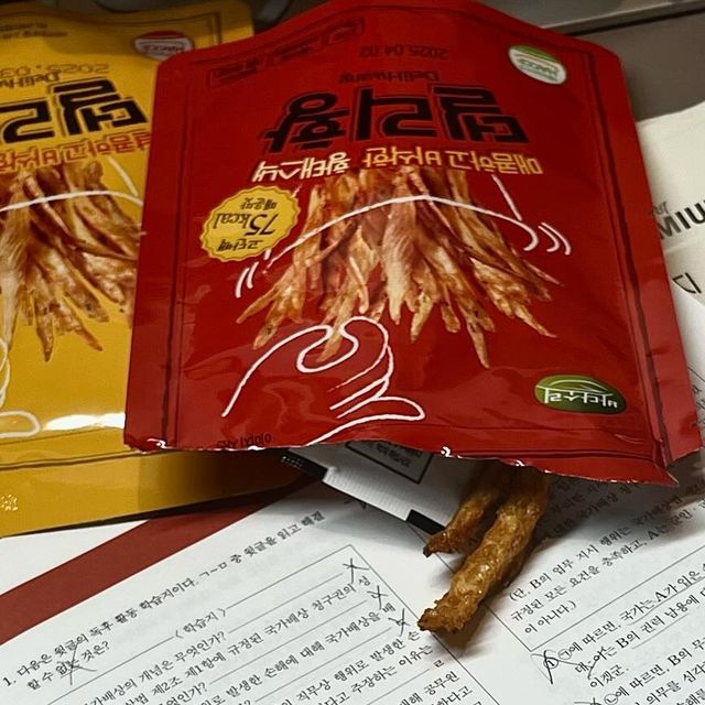 나이제고3현역 on Instagram: "공부간식이자 다이어트간식 끝판왕 델리황🤤
. 
저와 같은 사람이 계신다면 진짜 추천드립니다
1. 식곤증 너무 심해서 간식 먹고도 조는사람
2. 공부는 공부대로 살은 살대로 쪄서 스트레스 받는 사람
3. 당 섭취 질리도록 많이해서 이젠 다른 간식이 필요한사람
4. 기존 간식들에 모두 질려서 대체제가 필요한사람
-
특징
⭐️오리지널 한봉지에 단백질이 23g ️
--> 닭가슴살이 먹기 질리거나 단백질 챙기기 귀찮을때 대체제로 딱 좋아요!!
⭐먹어본 다이어트 간식 중에 제일 베스트
-->저는 단백질 함량 이런 간식을 찾아 자주 맛보는데요 그 특유의 텁텁하고 목 맥히는 그게 너무 싫어서 더이상 단백질 간식은 포기한 상태였는데요 글쎄.. 진짜 너무 맛있었어요 진짜 제 입맛엔 완젼👍👍
️⭐델리황 구매는 공식몰이 가장 좋다고 해요!!
바다소리 공식몰에서 추가증정 행사 중에 있다고 합니다! (+쿠팡에서 사면 비닐백에 담겨와서 부서지는데 공식몰에서 구매하면 박스에 배송해주고 가장 최신 제품을 드린다고 해요!)
-
🌈간단한 맛 설명🌈
❤️빨강.매콤한데 매운거 좋아해서 맘에 듦
💛노랑.달달 입에 촥 감기는 허니버터맛 진짜 최고
💚초록.자극적이지 않고 담백하게 먹기 딱 좋음
-
협찬으로 받게된거지만 진짜 거짓없이 
개인적 구매의사 완전 100%
노랑인 경우 마지막에 양염 완젼 쫜득하게 발려있는 부분이 진짜 맛있어요 진짜 저 노랑이 사랑하나봐요 100봉지 사서 쟁여놓고 싶어요🤤🤤💗
.
올만에 협찬으로 찾아오게되었는데요! 공부는 하고 있어요!!ㅜ 하루종일 수학에 매달려 산다고.. 집에 새벽에 도착하자마자 그냥 바로 자버린다고 업로드를 요즘 계속 못하게되네요😿 패턴 돌리기 위해 열심히 노력하겠습니다 진짜🥹💚
️
상품링크 url : https://www.coupang.com/vp/products/2269212884

#다이어트과자 #다이어트간식 #프로틴칩 #단백질간식 #다이어트안주 #맥주안주 #단백질보충 #닭가슴살대체 #올리브영 #올리브영추천템 #올리브영세일 #올영세일 #혼술안주 #먹태 #황태안주 #쿠팡 #쿠팡추천템"