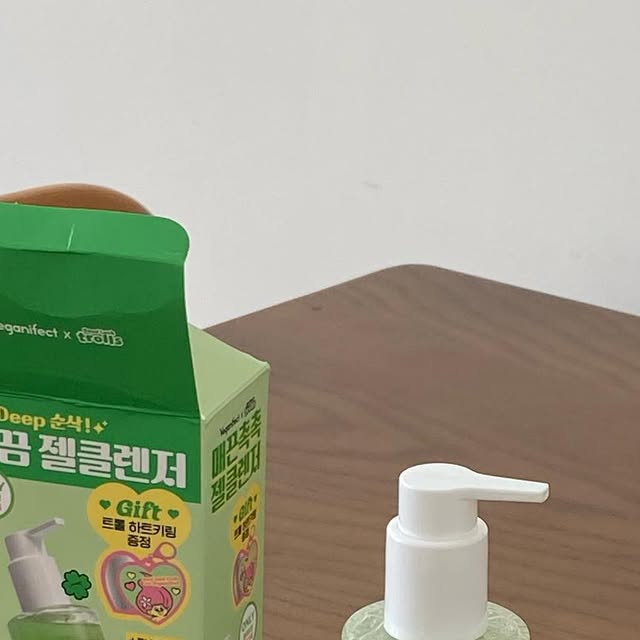 ℎ𝑦𝑢𝑛𝑗𝑖 on Instagram: "#광고 @veganifect_official 
자연이 만든 클린 비건뷰티,🌿 피지와 자극은 지우고 진정과 보습은 남기는 맑은 세안루틴, 비건이펙트로 시작해보세요:) ﹗﹗♡
•
•
올영 단독 구성으로 나온 트롤 젤클렌저 기획세트는 청보리 성분이 들어가 있어 피부진정에 도움을 주며 과잉피지 생성을 억제해주는 역활을 하는데 특히 이 제품 사용할수록 민감성이나 지성피부이신 분들한테 너무 추천드리고 싶어요! 게다가 요 제품은 히알루론산보다 수분 저장력이 20%나 높다고 해서 사실상 수부지,건성,복합성 등 피부 타입 상관없이 누구든 사용해보시라고 추천드리고 싶어요:) 비건도 그냥 단순 비건 제품이 아니라 화해 클렌저 1위 부문까지 한 제품이라 세정력은 물론 거품력까지 좋은데 세안하나만으로 요철케어, 피지조절, 보습관리까지 동시에 가능해서 더 좋은거 있죠!ㅎㅎ (˶‾᷄ꈊ‾᷅˵) ♡

키링 및 토너패드로 구성되어 있는 트롤젤클렌저를 올영 단독 구성 혜택으로 만나보실수 있다고 하니 놓치지 마세요 :)˃̶̤̀◡˂̶̤́
https://www.oliveyoung.co.kr/store/goods/getGoodsDetail.do?goodsNo=A000000213708

#비건이펙트 #올리브영클렌저 #올리브영추천템 #젤클렌저 #민감성피부추천 #지성피부추천 #수부지피부추천 #1등젤클렌저 #올리브영클렌저추천 #약산성클렌저 #비건이펙트젤클렌저 #요철 #각질 #스킨케어루틴"