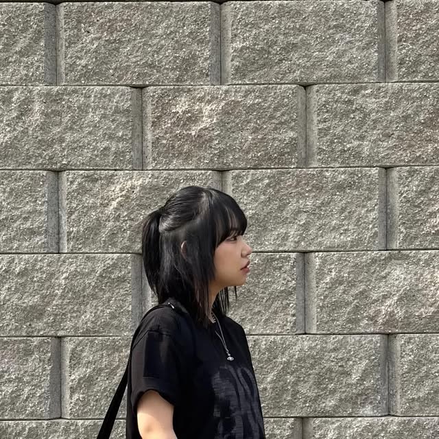 신아영 on Instagram: "#협찬 @standarderror_official 

빈티지하고 트렌드한 컬러감의 워싱과 입체적인 벌룬핏 팬츠라 스트릿 코디에도 정말 찰떡🤭

#스탠다드에러 #standarderror #남여공용팬츠 #데님 #데님팬츠 #팬츠 #바지 #와이드바지 #워싱바지 #와이드팬츠 #데일리룩 #바지추천 #denimpants #denim #pants"