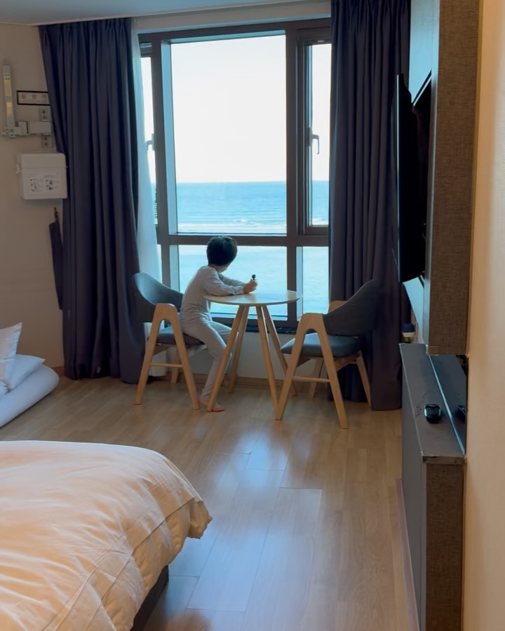 제주 바다 0.1초 호텔은 바로 여기! 🌊 #협찬 
동쪽 가장 아름다운 함덕 바다 바로 앞 유탑유블레스호텔 🤍
아이와 함께 여행 오신다면 침대+온돌이 합쳐진
오션 디럭스 온돌 더블룸 추천해요 🩵

바다 보면서 따뜻하게 이용하는 모던료칸 🛀🏻
우리 가족만 이용해서 프라이빗하고 겨울엔 정말 최고 !!

매일 밤마다 라이브펍에서 공연까지 열리니
호텔에만 있어도 심심할일 없어요 👍

제주 함덕 호텔은❓
📍유탑유블레스호텔제주
제주특별자치도 제주시 조천읍 조함해안로 502

ublessjeju