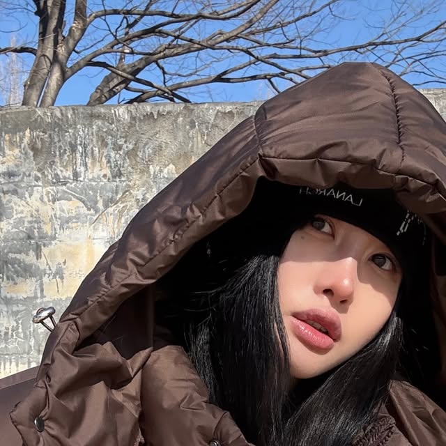 @ab_out_yeb_in on Instagram: "#광고 https://osawa.co.kr/

베이직한데 예쁜 크롭 실루엣 
후드 탈부착으로 다양한 연출 가능🤎"