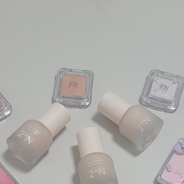 ( · ❛ ֊ ❛) on Instagram: "#투에이엔 #광고

하츠투하츠 PICK! 투에이엔 파헤치기👀

런칭하자마자 올리브영 메이크업 카테고리 1위 기록해버린 투에이엔 롱 웨어링 파운데이션 미니

4가지 컬러 중 19호, 20호, 21호 컬러 구매완👍

👉맑고 뽀얀 크림 상아빛 컬러 19호 페일 베이지
👉투명하고 화사한 복숭아 핑크 컬러 20호 복숭아
👉자연스럽고 깨끗한 스킨톤 아이보리 컬러 21호 아이보리

촉촉하면서 보송한 마무리감이라 완벽하게 밀착되요✨️

아이돌 하이라이터! 투에이엔 퓨어 글래시 하이라이터

13 컬러 중 최애 컬러를 뽑자면 프로스티, 클리어, 피치빔 으로 정했다🙋‍♀️

👉화이트&실버 글리터로 영롱하게 빛나는 WH01 프로스티
👉투명하게 차오르는 맑은 핑크광 ND02 클리어
👉핑크와 오렌지펄 완벽조합 OR01 피치빔

눈 앞머리, 애교살, 콧대, 콧망울, 턱끝 등 입체감을
원하는 곳에 톡톡! 터치하면 아이돌 메이크업 완성💟

러블리함 한도초과 투에이엔 듀얼치크

👉봄웜 추천 컬러 NEW 17 버블하트
통통 튀는 뽀용 아이돌팝 핑뀨 컬러

👉여름라이트 추천컬러 09 하트벌룬
은은한 광채 자동 연출! 가루날림 없는 글리터 조합이라 영롱 그자체

아이돌 메이크업의 완성! 투에이엔! 올리브영 단독 기획세트도 구성되어 있으니 만나러 가요👋👋

#광고 #올영픽 #올리브영추천템 #올영필수템# 러브버블컬렉션 #롱웨어링파운데이션미니 #퓨어글래시하이라이터 #듀얼치크 #2an"