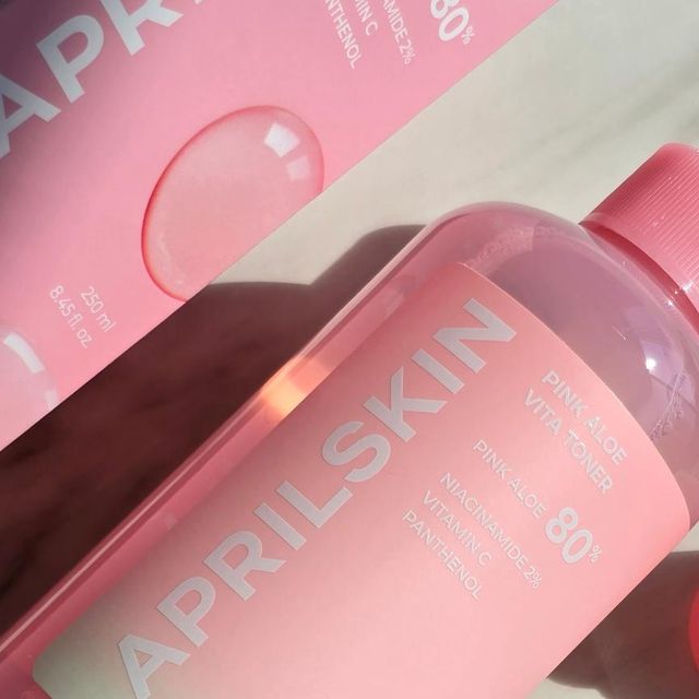 Hyeji Mun on Instagram: "⠀
#광고
⠀
@aprilskin_korea
⠀
피지&흔적 잡는 핑크알로에 토너출시!
에이프릴스킨 핑크알로에 비타토너 💕
⠀
일반 알로에 대비 진정 성분이 198%
더 높아진 핑크알로에가 80% 함유된
핑크알로에를 통째로 넣은 진정토너예요
⠀
저자극 테스트완료된 약산성 저자극 토너라
여드름성이나 민감 피부에도 안심사용 😍
⠀
끈적임 없는 산뜻한 워터타입 토너라
여름에 피부진정 케어용으로 딱!
손에 직접 닿지않고 유효성분을
바로 흡수시켜주는 특수한 뾰족캡으로
얼굴에 직접 사용하거나 패드나 화장솜에
듬뿍 적셔서 스킨팩으로 사용하기도 좋아요!
⠀
❤️ 에이프릴스킨 핑크알로에 비타토너 구입처 ❤️
https://aprilskin.com/product/detail.html?product_no=1316
⠀
#에이프릴스킨 #핑크알로에 #핑크알로에토너 #비타토너
#토너 #스킨 #저자극토너 #진정토너 #약산성토너 #피부진정
#피지 #피지제거 #알로에 #데일리토너 #토너추천 #피지개선"