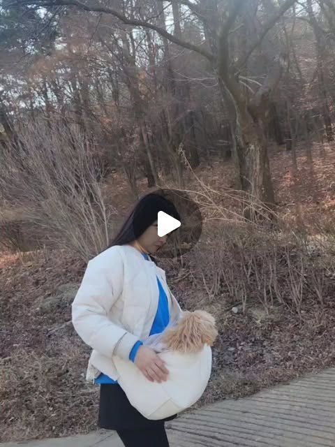 행복한 사막여우 | 책 읽고      글 쓰기를 좋아하는 사람 on Instagram: "#광고 🐕 
모모와의 외출이 더 편해졌어요!
꽁냥꽁냥제이 강아지 이동가방에 쏘옥♡
서로 편해지는 외출 시간이 되었답니다

견고한 바닥판으로 모양이 잡혀 안정적이며 내부 방석이 있으니 포근포근 안락해서 반려동물이 정말 편하구요.

길이 조절이 가능한 넓은 어깨끈으로 장시간 착용해도 부담이 없으며 측면 포켓, 메쉬 그물망, 내부 안전걸이, 측면걸이 등 반려인도 편한 강아지 슬링백!

튼튼해서 최대 7.5kg까지 버텨내니까 든든!
모모와 신나게 외출해야겠어요 🐶
.
.
#꽁냥꽁냥제이 #강아지이동가방 #강아지슬링백 #고양이이동장 #고양이캐리어 #강아지산책가방 #강아지외출가방"