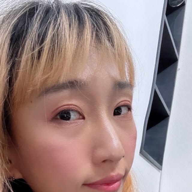 응비🧚‍♀️ on Instagram: "#광고
화알못도 아는 색조 맛집, 투에이엔 ✨
올리브영 추천템이니 믿을 수 있쥬~~
가격도 착한데 구성까지 알차다구요?! 😍
🩷롱웨어링 파운데이션 미니(21호아이보리)
🩷퓨어 글래시 하이라이터 (슈가베일, 프로스티)
🩷듀얼 치크 (핑크텐션)
🩷베러미 아이팔레트 (썬릿)
🩷컬러플레이 듀얼 라이너 (타로버니, 허니피치, 로지캔디)
🩷글레이즈 바운싱 틴트 (피치버블)

피부, 눈, 립까지 야무지게 풀세트 완성! 🙌

👉 파운데이션은 미니 사이즈라 여행이나 외출 때 딱!
출근하고 몇시간 지나도 기름기 없이 오래가서 감동👏
👉 하이라이터 광채는 진짜 미쳤습니다…✨ 반짝이는 거 좋아하면 정착각!
👉 치크 발색력 말뭐
👉 듀얼라이너랑 아이팔레트는 발색+펄감까지 영롱쓰~
👉 틴트는 글로우 광택이 예술이라 레이어링용으로 찰떡!

#올영픽 #올리브영추천템 #올영필수템
#러브버블컬렉션 #롱웨어링파운데이션미니 #컬러플레이듀얼라이너"