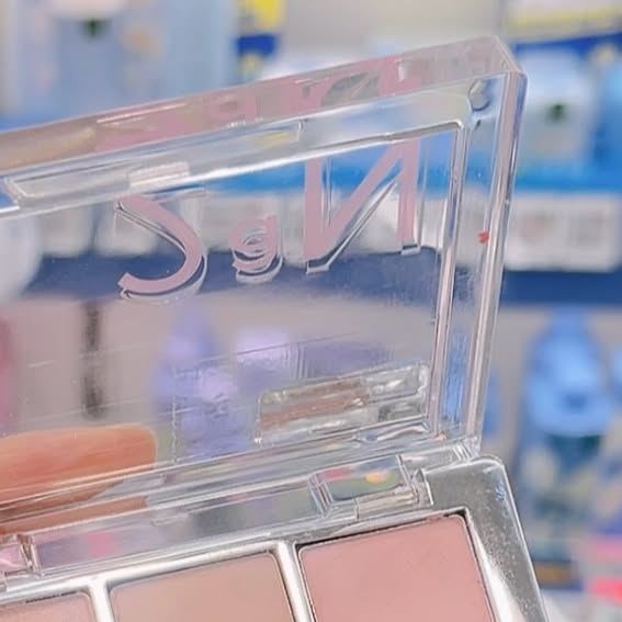@cjyh_1204 on Instagram: "#광고 
🎀 For light & Bright ⋰˚☆ 🎀
@2an_official 
.

투에이엔 아이팔레트는 다양한 컬러로 데일리부터 포인트까지 가능한 아이팔레트에요❤️
팔레트 하나에 여러 톤의 색감이 들어있어 원하는 무드대로 연출하기 좋아요
데일리 음영 컬러부터 포인트 글리터까지 골고루 들어있고, 컬러들도 자연스럽게 어우러져서 그라데이션이 예쁘게 연출돼요.
전부 피부 톤에 잘 어울리는 색감이라 마음에 들어요✨
여행이나 외출할 때도 투에이엔 아이팔레트 하나만 챙기면 충분해요:)

.
#2aN #투에이엔 #투에이엔아이팔레트 #투에이엔x올리브영 #투에이엔듀얼치크 #아이팔레트 #올영픽 #올리브영추천템 #올영필수템 #러브버블컬렉션 #롱웨어링파운데이션미니 #컬러플레이듀얼라이너 #협찬"