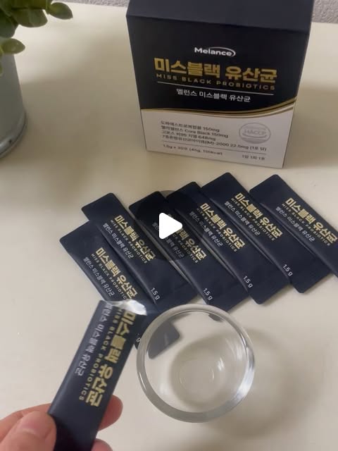 JSA on Instagram: "#협찬
요즘 거울 볼 때
괜히 정수리부터 보게 되더라는 

염색으로 가리기엔 부담되고
아직은 관리로 버텨보고 싶은 시기라
요즘은 미스블랙 유산균 루틴 중 🖤

약사·한의사 공동개발한
여성 맞춤 프로바이오틱스로
7종 혼합 유산균 약 50억 CFU 보장.
하수오, 검은콩, 구기자 등 프리미엄 블랙푸드 
비타민 C,E,B6,B12까지 들어간 새치영양제 
공식 특허 출원.

하루 한 포로 간편하고
쓴맛 없이 고구마맛이라🍠
생각보다 챙겨 먹기 쉬운 것도 포인트 

#미스블랙 #새치영양제"