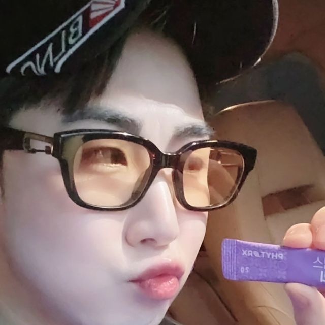 최보석 on Instagram: "#광고
.
.
.

@pharmabros_official

#파이토알엑스 #이뮨 #빌베리 🍇 

#이뮨빌베리 💜💜💜💜💜💜💜

빌베리는 항산화 기능이 뛰어난 작은 열매 ‼️ 

생김새는 블루베리와 비슷하게 생겼다는 🫐
아주 새콤달콤 상큼 하고 맛있더라구요 😋

빌베리는 풍부한 항산화 물질인 안토시아닌을 함유하고
있어 노화 방지 및 만성 질환 예방에도 도움을 줄 수 있고

주로 빌베리는 눈 건강에 좋은 영향을 미치는 것으로 알려져  빌베리는 눈의 피로를 줄이고 ,  눈의 건조함을 개선하는데에 도움이 된다고 합니다 👀 

100년의 노하우가 있는 이탈리아의 믿을 수 있는 원료사 indena 사에서 빌베리열매 100% 추출분말이 함유되어

면역 강화에 도움이 되는 저분자 베타글루칸 성분이 한 포에 200mg 함유 눈 건강과 함께 면역 건강도 한 포에 챙길 수 있어 너무 좋았어요 😝 👍🏻 

블루베리추출물도 함유되어 있어 새콤달콤 한 맛🥰

언제든 간편하게 들고다니며 그냥 바로 입에 털어먹어도 맛있고 물에 타 먹어도 맛있어서 좋았네요 👏🏻 👏🏻 

추운날씨 눈 건강 과 면연력 둘다 챙길수있는
맛있는 영양제 추천 드립니다 🤗

구매처 링크: http://bit.ly/3NFJ0NF 

#빌베리효능 #빌베리영양제추천 #빌베리파우더 #약들약빌베리 #이뮨빌베리 #빌베리루테인 #협찬"