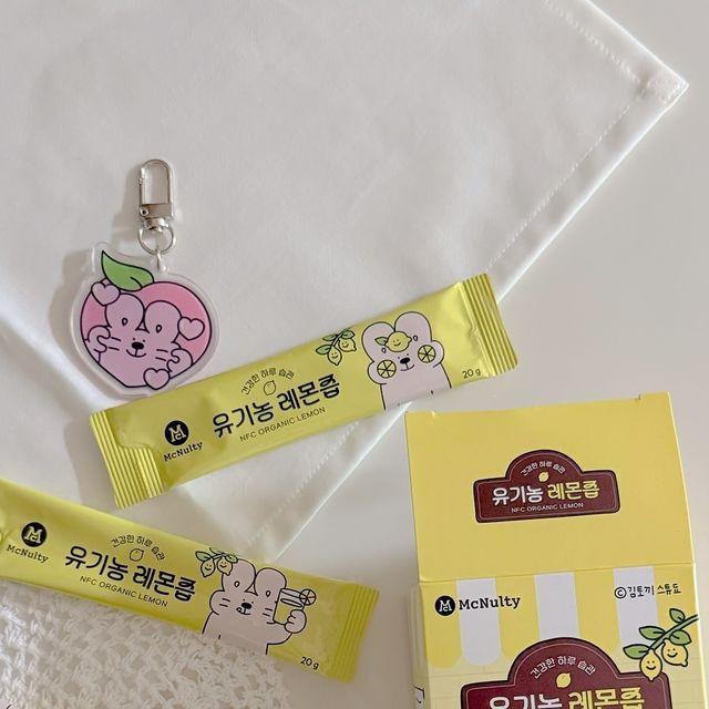 ㋛•ʰᵅʳᶸ •ʰᵅʸᶸᒻ 초딩남매맘 on Instagram: "#광고 [맥널티x김토끼 콜라보]_김토끼 키링증정! 유기농 레몬즙!🍋 귀여운 김토끼와 맥널티가 만나 유기농 레몬즙이 탄생 되었어요 요즈음