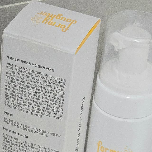 솜솜 2021 on Instagram: "#협찬 

요즘 매일 저녁 샤워할 때 꼭 사용하는 제품
‘포마이도터’ 여성청결제 소개해봐요~

 폼 타입이라 펌핑하면 거품이 몽글몽글하게 
나와서 자극 없이 정말 순하게 쓸수있네요~~

사용할 때 촉촉하고 부드러워서 세정 후에도 
당김 없이 산뜻한 느낌이 오래가더라구요

은은한 향이라 인공적인 향이 부담스럽지 않고
하루 종일 개운한 느낌이 유지돼서 만족스럽네요~

ph 4.5~6.5의 약산성 제품이라 매일 써도 자극이 없고 순해서 온가족!!
청소년 자녀와 함께 써도 괜찮아요~

특히 운동 후나 더운 날씨에 불쾌한 냄새가 신경 쓰일 때 사용하면 상쾌하게 정리되는 느낌들어요

예전쓰던게있었는데 그건 뭔가 이질감같은게 느껴졌는데
이제품은  그런 게 전혀 없어서 마음 놓고 사용 중이랍니다~

매일 사용하는 여성청결제 찾는 분들께 정말 추천해요~

하루의 마무리를 좀 더 상쾌하고 산뜻하게 만들어주는 제품이네요😄😄

#약산성여성청결제 #저자극여성청결제 #데일리여성청결제 #포마이도터 #포마이도터여성청결제 #유산균여성청결제
#y존케어"