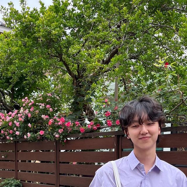 김건희 on Instagram: "#광고 
요즘 날씨 너무 좋아😚🌤️
수지 가공으로 탄탄하고 안정감 있는 핏감!
뒷면의 핀턱 주름 포인트까지✴︎✧⡱̊₊
@1rony9orno_official 시티보이 오버핏 셔츠 반팔입니당

#아이러니포르노 #아이러니포르노화이트라인 #워셔블 #하프셔츠 #셔츠 #SHIRT #반팔셔츠"