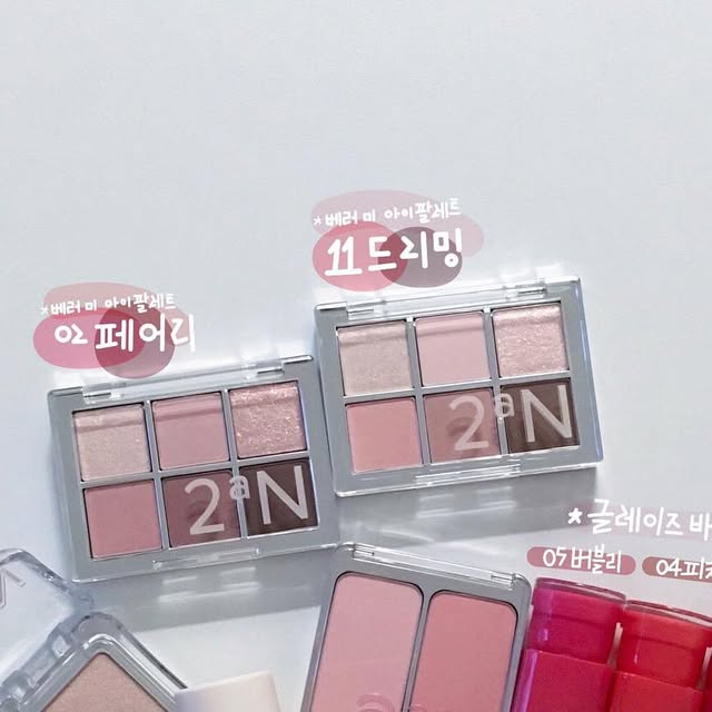 효은 on Instagram: "#광고
@2an_official
8월 올영픽! 투에이엔 러브버블 컬렉션🫧

☆베러 미 아이팔레트
02 페어리
드리밍이랑 비슷한가 했지만 명도가 조금 더 진해져 더 느낌있는 연출이 가능했던 페어리!
급할 땐 브러쉬 없이 손가락으로도 해야 될 때가 있는데 가루 날림이 적고 발림성이 좋아서 뭉치지 않아 좋았어요. 

11 드리밍
여리한 핑크톤 메이크업 할 때 딱!
진짜 필요한 구성으로만 채워져 있어서 버릴 게 없다는 점이 좋았고 발색도 굿! 함께 증정해준 아이프라이머와 함께 쓰면 지속력도 더더 좋았어요.

☆ 퓨어 글래시 하이라이터 ND01 쉘
과하지 않게 자연스럽게 은은한 광을 만들어줘서 피부가 너무 예뻐보이는 쉘
웜톤이기도 하고 평소에 화려한 화장을 안 해서 쉘 컬러로 픽했는데 탁월한 선택이였어요. 모공과 요철 부각 없이 매끈하게 연출 가능한 부분이 가장 만족스러웠어요!

☆듀얼치크 02 러브,로지
웜톤에게 찰똑같은 컬러!
듀얼이라 한 쪽씩 사용도 가능하고 원하는대로 컬러 믹스해서 쓰면 하나 이상의 기능하는 듀얼 치크! 이전부터 구매할까 말까 고민했는데 고민한 시간이 아까울 정도로 예뻤어요.

☆롱 웨어링 파운데이션 미니 20호 복숭아
일반 파운데이션은 노란끼가 너무 많고 핑크톤 파데는 왜인지 둥둥 떠서 핑크 베이스가 필수인 나에게 혁명템!
칙칙한 피부에 생기를 더해주는 뽀얀 톤업 효과 뿐만 아니라 긴 지속력 덕분에 요즘 자꾸 손이 가는 복숭아 🍑
톤업 베이스 용도 또는 부분 하이라이팅으로도 굿 

☆글레이즈 바운싱 틴트
04 피치슈
쌩얼에도 너무 예쁜 컬러! 촉촉하면서 약간의 플럼핑 효과 덕분에 입술이 더 이뻐보여요.

05 버블리
웜톤이면 무조건 담아야 하는 버블리🫧

08로즈문
웜쿨톤 나눌 거 없이 모두에게 어울릴 레드! 
진짜 휘뚜루마뚜루템이라 뭐 바를지 고민될 땐 무조건 로즈문🌹

#광고#올영픽#올리브영추천템#올영필수템#러브버블컬렉션#롱웨어링파운데이션미니#컬러플레이듀얼라이너"
