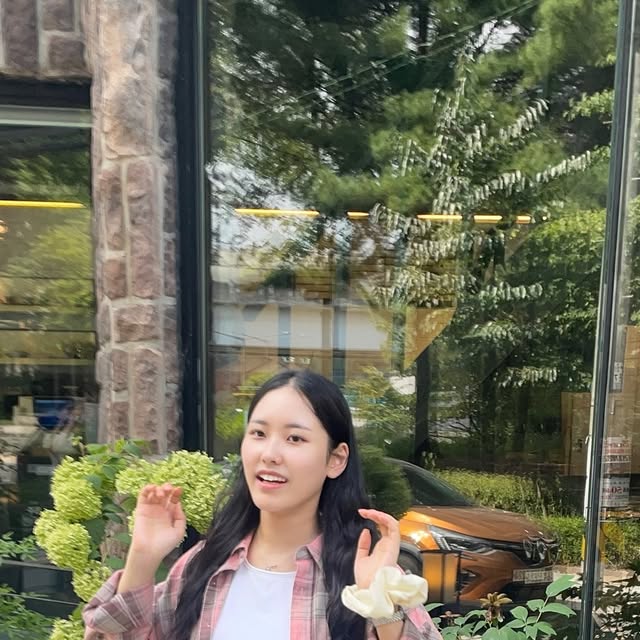 뽀로롱공쥬님 on Instagram: "오늘이 입추🍃 가을이 다가오는 간절기, STANDARD ERROR 빈티지 플레이드 오버핏 포켓 긴팔 체크 셔츠🩷

‘가볍게 툭 걸칠 수 있는 셔츠’만큼 든든한 아이템도 없죠:) 오늘 소개할 제품은, 스타일과 편안함을 모두 챙길 수 있는 데일리템 ㅎㅎ

살짝 물빠진 듯한 레트로 핑크 컬러가 사랑스럽고, 여유로운 오버핏이라 체형 구애 없이 툭 걸치기 좋아요! 내추럴하게, 하지만 감성은 확실하게. 간절기 셔츠 고민 중이라면 이거 무조건 추천해요🫶🏻

#광고 #협찬 #스탠다드에러 #STANDARDERROR #남여공용셔츠 #셔츠 #셔츠추천
#긴팔셔츠 #오버핏 #체크셔츠 #간절기셔츠 #빈티지셔츠
#CheckShirt #LongSleevedCheckShirt #1+1패키지 #가을룩코디"