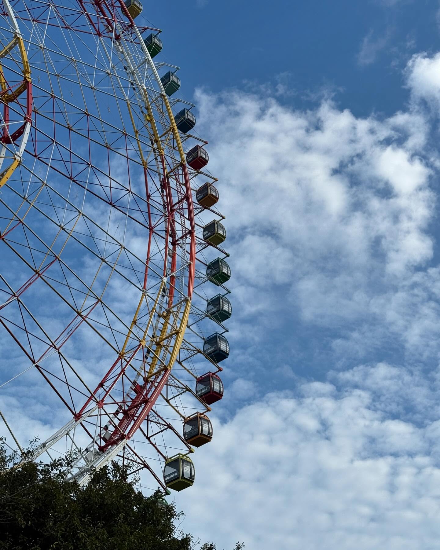 #첫줄 #여행기록
 
엄청 힘들고 피곤했지만 그만큼 재밌었던
베트남 빈 원더스 🎡🎢
 
겁나 긴 케이블카 타고 들어가서
놀이기구, 사파리, 아쿠아리움, 퍼레이드까지

예상치 못한 칼바람에 추운 날씨(?)때문에 워터파크는 패스했는데
다음에 또 나트랑 방문하게 되면 전부 다 놀고 구경해야징
 

#나트랑 #나트랑빈원더스 #나트랑여행 #베트남여행 #베트남나트랑 #자매여행 #travel #ootd #daily #natrang #veitnam