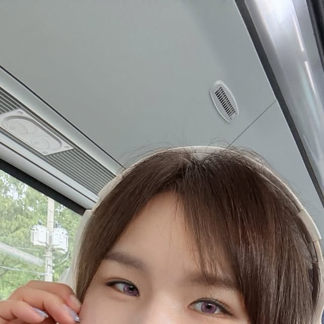 데이지🌸 on Instagram: "#광고

버블버블 메이크업은 역시
#투에이앤

🩷러브 버블 컬렉션 리스트🩷
📌 글레이즈 바운싱 틴트
15호 피치버블 
16호 슈가버블
📌배러 미 아이 팔레트
16 버블캔디
📌 듀얼 치크
16 핑크 텐션
17 버블 하트
📌퓨어 글래시 하이라이터
 IV01 슈가 베일 

8월올영픽!
놓치지마시길💦😻

@2an_official 
#올영픽#올리브영추천템#올영필수템#러브버블컬렉션#롱웨어링파운데이션미니#컬러플레이듀얼라이너"