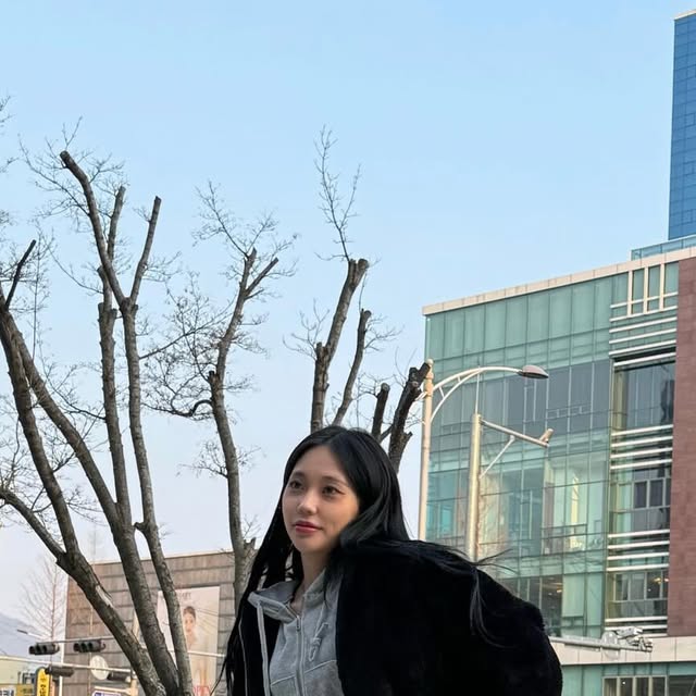 @su___j_i on Instagram: "@standarderror_official 미니멀한 디자인의 빈티지 트랜드 워싱 데님 팬츠 👖✨ 부드러운 원단이라 편안함까지 갖춘 와이드한 데님이에요 자연스럽게 떨어지는 벌룬핏 실루엣