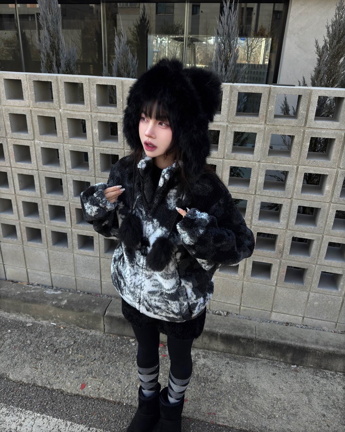 냥녕뇽뇽🐾🐈‍⬛

-
laugher.kr #라퍼 
🐈‍⬛CAT FLEECE JACKET(BLACK)

촉감도 디자인도 마치 고양이를 안고 있는 듯한 부드러움과 따뜻함🐾

매력적인 자카드 패턴을 만날 수 있는 ‘플리스 재킷’은 추운 겨울 포인트 주기 딱 좋은 아우터에요. 

고양이 패턴으로 눈길을 사로잡으면서도 어느 코디에나 가볍게 매치하기 좋아 활용도가 높아요.
.
.
.
.
#플리스자켓 #고양이옷 #겨울아우터 #후리스집업 #코지룩 #자카드