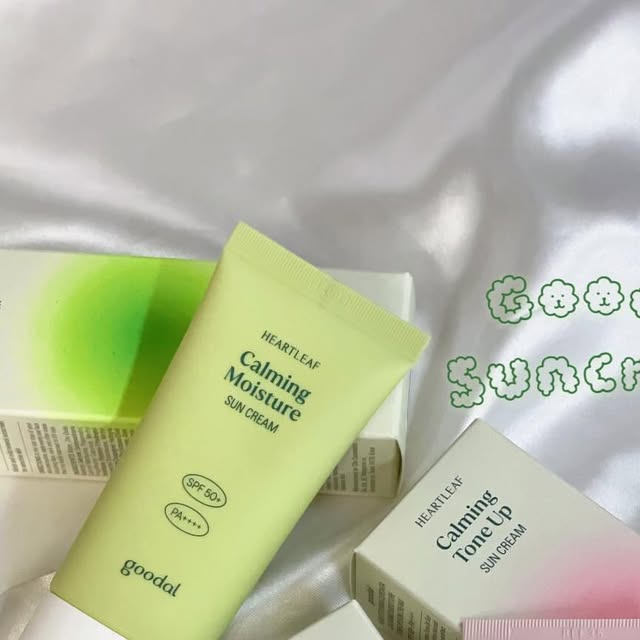 츄 on Instagram: "#제품제공 @goodal_official 

[ 구달 선크림 3종 비교 리뷰 ]

올 여름 이 게시물만 보면 선크림 고민 끝나요☀️
구달 서포터즈가 알려주는
피부 타입별 찰떡 선크림 고르기-! 

𖦹 촉촉한 어성초 수분 선크림
𖦹 생기 가득 복숭아빛 톤업 선크림
𖦹 민감피부도 편안한 무기자차 선크림

1. 어성초 수분 톤업 선크림
 [ SPF 50+ PA++++ / 혼합자차 ]

자연스러운 핑크베이지 컬러의 톤업 선크림🍑

백탁 없이 자연스럽게 발색되고, 메이크업 없이도 얼굴에 생기를 더해줘서 요즘 가장 자주 손이 가는 제품이에요! 
광채 표현과 함께 칙칙한 기미·잡티 흔적까지 자연스럽게 커버 가능해요! 제형은 로션처럼 부드럽고 촉촉해요🩷

수분감이 느껴지지만 
무겁거나 밀리는 느낌 없이 피부에 밀착되고
마무리감은 보송보다는 은은하게 수분광이 돌면서 피부가 더 좋아보이게 연출돼요! 파데프리용으로 강력추천합니다 ⸝⸝ ᷇࿀ ᷆⸝⸝

톤업 선크림이지만 과하지 않고 민낯처럼 자연스럽게 표현돼요!
백탁처럼 허옇게 뜨는 게 아니라, 핑크베이지 컬러가 은은하게 스며들면서 칙칙함을 살짝 덮어주고 생기를 얹어주는 느낌이라 데일리용으로 정말 손이 자주 가는 톤업 선크림이에요🫶🏻

3줄 요약
✔ 자연스러운 복숭아빛 핑크 톤업
✔ 백탁 없이 생기 있게 톤 보정
✔ 촉촉한 워터리 텍스처 + 은은한 광채

이런 분들께 추천드려요🙋🏻‍♀️
– 민낯처럼 자연스러운 톤업을 원할 때
– 칙칙함을 커버하고 생기를 더하고 싶을 때
– 톤업+선케어를 하나로 끝내고 싶은 날

2. 어성초 진정 수분 선크림
[ SPF 50+ PA++++ / 유기자차 ]

마치 수분크림 바른 듯 촉촉한 진정 선케어💧

어성초추출물 함유로 예민한 날도 편안하게 사용 가능했고,
끈적임 없이 산뜻하게 마무리돼서 피부에 자극 없이 매일 바르기 좋은 제품이에요♡

제형은 묽고 부드러운 크림 타입으로 피부에 가볍게 스며들고 빠르게 흡수돼요! 답답함, 들뜸 없이 촉촉하게 발리고 화장 전에도, 단독으로도 부담 없이 쓸 수 있었어요 🌿

속은 촉촉한데 겉은 산뜻해서 더운 날씨에도 전혀 무겁지 않고 덧바를 때도 밀림 없이 부드럽게 발렸어요! 특히 땀 많고 예민한 날,
자극 걱정 없이 수분 보호막처럼 편안하게 발려서 데일리 선케어로 정말 자주 손이 가더라구요🫶🏻 수분·진정 중심으로 선케어하고 싶은 분께 추천하고 싶어요!

3줄 요약
✔ 마치 수분크림 같은 촉촉한 사용감
✔ 무향 + 백탁 없이 산뜻하게 밀착
✔ 어성초 진정 + 빠른 흡수로 예민 피부도 편안하게

이런 분들께 추천드려요🙋🏻‍♀️
– 민감하거나 수분 부족형 피부
– 끈적임 없는 촉촉한 선케어를 원할 때
– 무향, 가볍고 순한 데일리 선크림 찾는 분

3. 어성초 무기자차 선크림
[ SPF 50+ PA++++ / 무기자차 ]

무기자차지만 부드럽게 발리는 순한 선케어☁️

자극 걱정 없이 편안하게 쓸 수 있는 무기자차 선크림이에요! 무엇보다 무기자차 특유의 뻑뻑한 발림성이 아니라 사용해보고 놀랐어요! ჱ̒ ｰ̀֊ｰ́ )살짝 되직한 듯한 크림 제형인데 펴 바르면 피부에 얇게 밀착되며 적당히 정돈된 느낌을 줘요!

무기자차인데도 텁텁하게 겉돌지 않고, 건조한 마무리감 없이 피부에 보호막을 씌운 느낌이에요 (〃´𓎟`〃) 트리플 징크 콤플렉스와 
어성초 추출물이 들어 있어서 어떤 걸 발라도 피부가 뒤집어지고 
자극받던 민감한 날에도 크게 문제 없이 사용 가능했어요! 

민감할 때, 피부에 뭐라도 바르기 싫은 날 무난하게 손이 가는 순한 무기자차였어요 비건 인증 + 저자극 테스트까지 완료돼서
피부 예민한 분들께 특히 추천드리고 싶어요🌱

그리고 제일 궁금하길 것 같은 백탁현상! 무기자차라 약간의 백탁현상은 있었지만 허옇게 뜨는 백탁이 아니라 괜찮았어요! 오히려 흡수되면서 자연스럽게 피부에 스며들어요! 타 무기자차 제품들과 비교했을 때 훨씬 덜 부담스러웠고 얇게 여러 번 덧바르면 깔끔하게 마무리돼요🤍

3줄 요약
✔ 무기자차 특유의 뻑뻑함 없이 부드러운 사용감
✔ 흡수되며 자연스럽게 밝아지는 피부톤
✔ 민감피부도 편안하게 쓸 수 있는 저자극 선케어

이런 분들께 추천드려요 🙋🏻‍♀️
– 예민하고 자극에 민감한 피부
– 순하고 자극없는 선케어를 찾는 분
– 무기자차를 사용한 뒤 텁텁함이 싫었던 분

#구달 #구달선크림 #올영세일 #코덕 #코덕맞팔환영 #코덕리뷰 #코덕스타그램 #코덕그램 #코덕환영 #코덕맞팔"