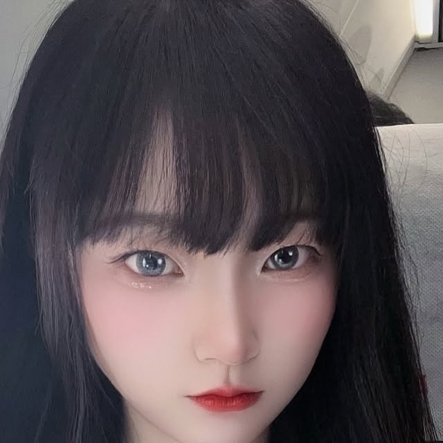 쎄리 on Instagram: "#광고
🎀8월 올영픽 투엔에이러브 버블 컬렉션🎀
투엔에이 신제품으로 쿨톤 메이크업하고 놀러가기💕

🎀메이크업에 사용한 제품🎀
✔️ 투엔에이 롱 웨어링 파운데이션 20 복숭아 (올영에서만 구매가능)
✔️ 투엔에이 컬러 플레이 듀얼 라이너 02 베베 핑크
✔️ 투엔에이 퓨어 글래시 하이리이터 01 슈가 베일
✔️ 투엔에이 베러미 아이팔레트 16 버블 캔디
✔️ 투엔에이 글레이즈 바운깅 틴트 15 피치 버블 

이번에 러브 버블 컬렉션 나왔다해서 구경갔더니 쿨톤인 나에게 너무 찰떡이였던 제품들 눈물 와방방 😭😭
파운데이션도 핑크 베이스 찾다가 정착 못했었는데 이번에 정착했다‼️
그냥 조용히하고 올영으로 뛰면 될듯합미다 😝

신제품 출시로 와방방한 사은품도 준비되어 있으니 언능 가서 구매하시길 〰️ 💗"