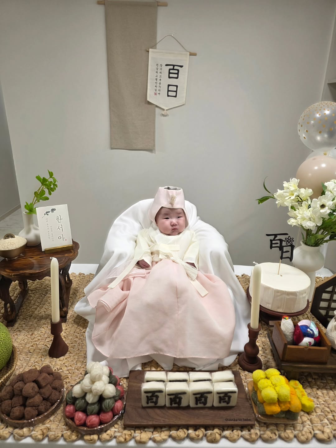 #협찬 [받은 제품입니다].
.
.
.
무상제공이였지만 너무 잘 사용하고 있는 찐템
굿게임에듀의 노리낱말카드를 소개 해 드릴께요
6개월이지만 책을 매일 읽어줘서 그런지 흥미를 가지고, 책을 보고 만지고 말을 하더라고요
릴스보다보니 어렸을때부터 낱말카드를 보여주면 말을 빨리 한다는걸 본 극성맘🤣
바로 교보문고로 달려갔지만 낱말카드 주제도 많이 들어 있지않고 잘 정리된 고리형을 찾았는데 없더라고요😢
그나마 고심끝에 하나를 골랐는데 실사였지민 제가 봐도 이게 왜 이 단어인지 의문이 드는거 몇장있었어요(망....)
제가 찾는 조건에 딱 맞는 제품이 바로 노리 낱말카드였어요
카드가 두꺼워서 잘 구겨지지않아 아이에거 쥐어져도 안심되더라고요
그리고 고리형이라 쉽게 넘기면서 보여주고 설명도 잘 되어있어 말해주기 좋았어요💕
아이기 관심을 가지고 그림을 보니 이걸로 대만족이예요
가족카드도 있어서 친가 외가 증명사진 다 받아서 만들어주려고요!🫶
박스에 일일이 넣고 빼고 정리도 일인데 펠트바구니가 있어서 그냥 넣으면 되니 편해요 아이들을 생각해서 만드신거 같아서 추천👍👍
.
.
.
#낱말카드 #노리낱말카드 #한글카드 #육아맘