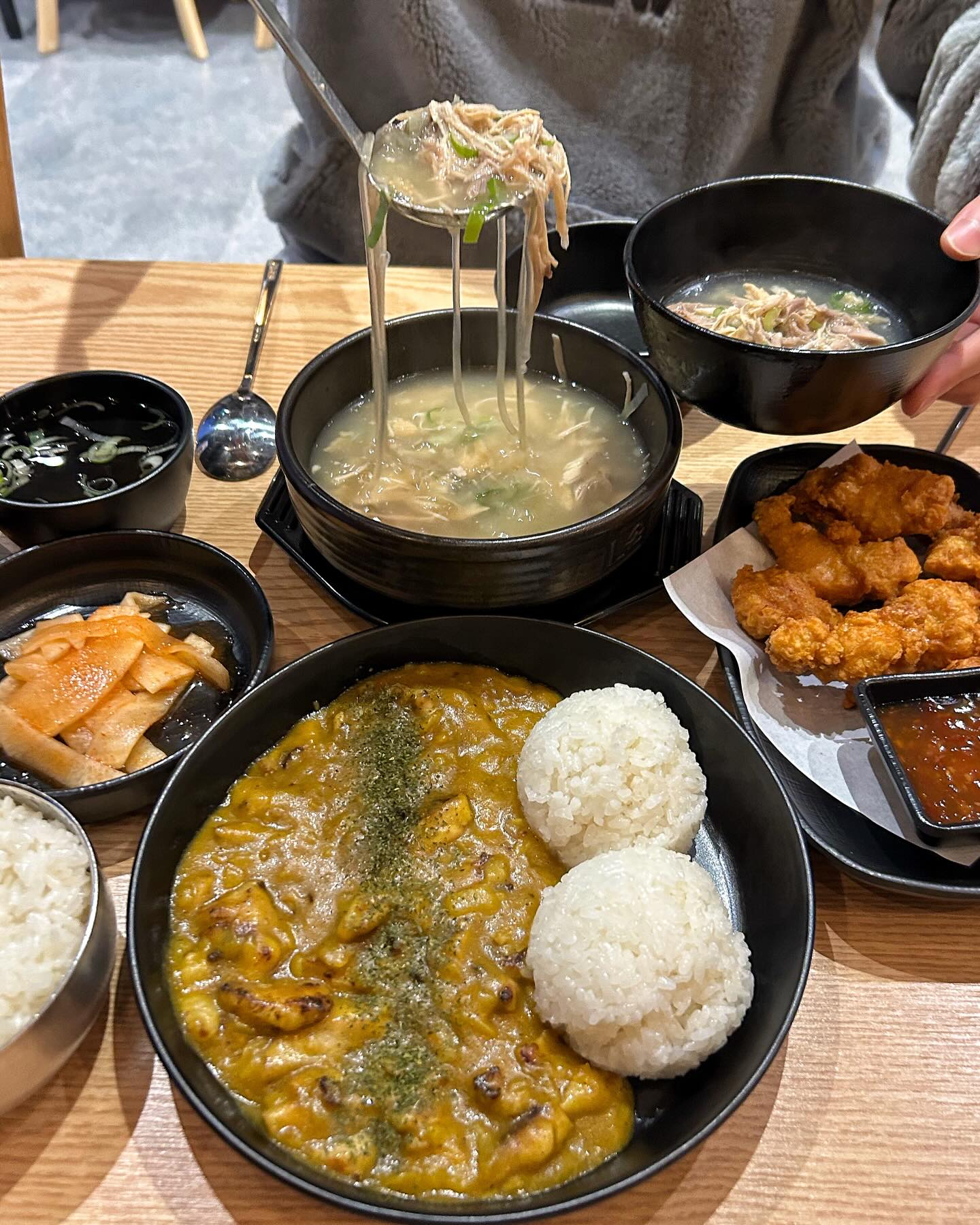 📍울산 송정동 맛집 #준일이네

-닭곰탕 9,000원
-닭구이카레 9,500원
-순살닭튀김 5,500원