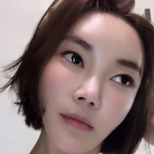 D. on Instagram: "#제품제공 아이린 블러셔로 품절대란템으로 이제는 너무 유명템이 되어 버린 투에이엔 듀얼치크가 이번에 블루밍가든 컬렉션으로 2가지 컬러가 나왔어요 패키지 디자인도 앙