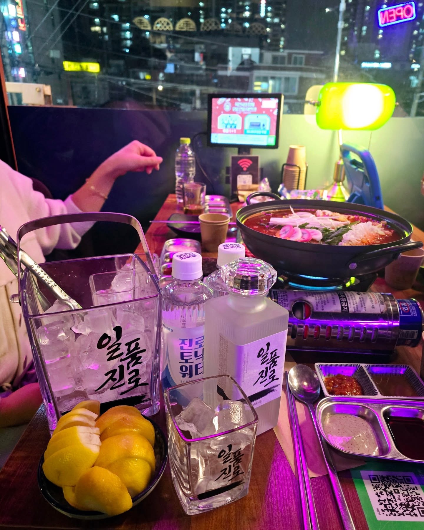 🥃
진짜 오랜만에 가는 육연사.
여전히 맛있구만.👍
늘 열심힌 멋진 장사장님ㅋㅋㅋㅋㅋ이회장님ㅋㅋㅋ
덕분에 힐링 제대로 했음.👍

#서울여행 #크리스마스 #지난피드 #육연사 #육연사개봉역점 #개봉동맛집 #개봉동술집 #개봉역맛집 #개봉역술집 #몽치팸 #jang1829