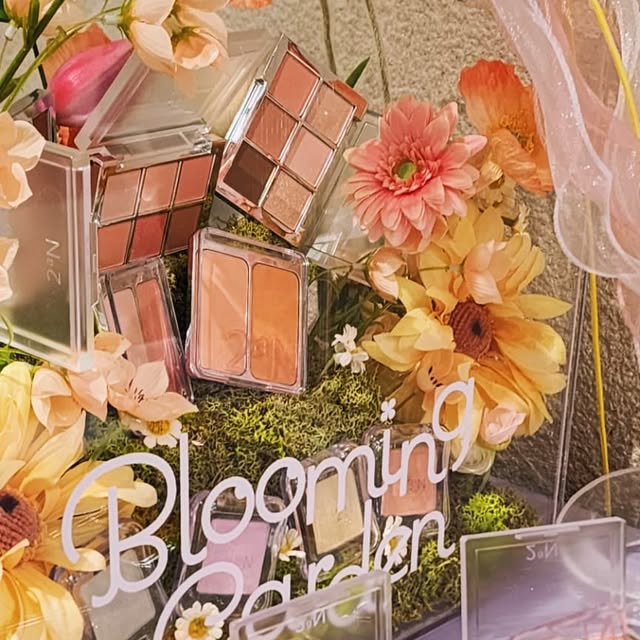 히추 on Instagram: "더 현대 비클린 팝업!
아이린이 모델 하길래 바로 달려와따...♡
팝업에서 구매한건 처음인데  직원분들도 하나하나 친절하게 설명해주심 홀리데이 감성 낭낭한 걸스나잇 컬렉션으로 40% 할인해서 색조 싹 구매했는데 생각보다 저렴해서 조아뚬 진짜 혜자팝업..!!! 스쿱이벤트도 참여했는데 직원분들이 팁도 많이 주시고 감사하구 넘 귀여우셔따...🫠🥰 

#광고#투에이엔#2an#투에이엔팝업#걸스나잇컬렉션#듀얼치크#베러미아이팔레트#퓨어글래시하이라이터#더현대#더현대서울#더현대팝업#더현대비클린팝업#비클린팝업#팝업추천#팝업스토어#연말데이트"