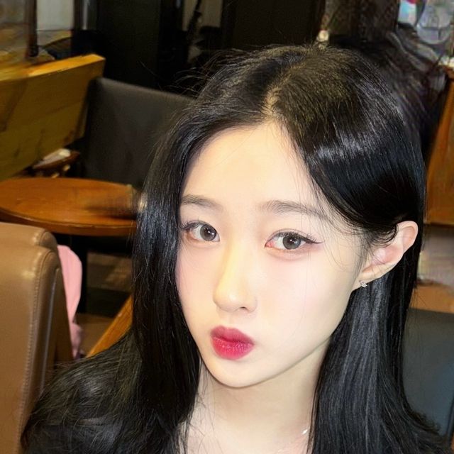 김민지 on Instagram: "#광고 자연스럽고 예쁜 #아이돌렌즈 🩷

제가 착용한 제품은 유리알 얼그레이 제품이에요! 따뜻한 그레이 색감으로 자연스러우면서도 신비한 분위기를 연출할 수 있어서 좋았어요,,🫶🏻 

물빛 그레이 제품도 구매해봤는데 맑은 물에 푸른빛 물감을 한 방울 떨어뜨린듯한 색감이어서 깨끗하고 청아한 느낌을 줬어요🩵 이 색상도 너무 예뻐서 강추드립니다🥹

마지막 제품은 아이즈 에센셜 그레이에요 물기를 머금은 수채화처럼 은은한 발색이 청순한 분위기를 연출해준답니당✨
_
#렌즈"