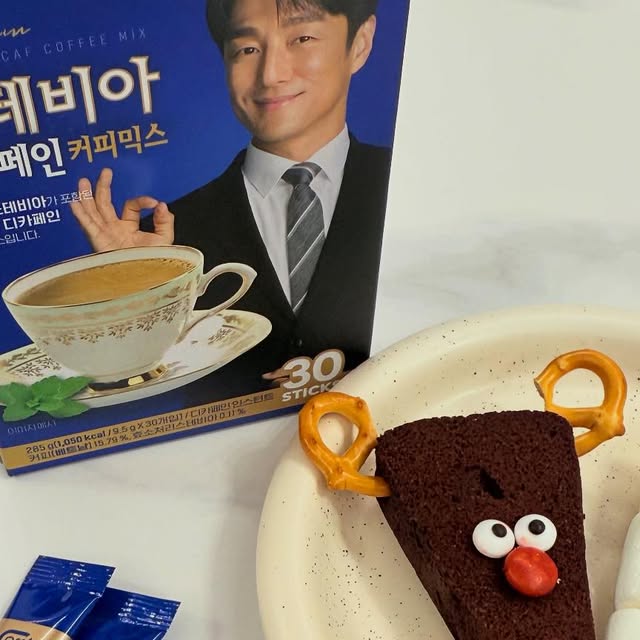 ㅡ on Instagram: "#협찬
지진희커피로 유명한 맥널티 스테비아 디카페인 커피믹스 ✨
요즘 제가 위염으로 카페인을 못먹고 있거든요.. 그런데 하루에 커피 한두잔은 꼭 마셔왔던터라 안먹으려니 삶에 의욕이 없어요 🥲
그래서 디카페인커피를 마시면서 향이라도 즐기고 싶어서 믹스커피로 유명한 한국맥널티 맥널티커피의 도움을 받아보기로 ㅎㅎㅎ😝
디카페인이라 아무래도 조금 차이가 있겠지 싶었는데, 엄훠 !! 이게 뭐죠 ! 
맛이 기존 맥널티 커피믹스 맛이랑 차이가 없네요 ! 😍👍🥰❤️
완전 부드럽고 달콤하고 커피향도 풍부하게 나는게 음미하는 재미가 쏠쏠해요💕🌟
게다가 설탕대신에 천연 감미료인 스테비아가 들어있기에 달콤해도 당은 제로라는거 !! 🤘💪
또 디카페인커피믹스라서 쌀쌀한 밤에 커피한잔이 생각날 때 마시기에도 부담없고 너무 좋아요 🌈

#맥널티 #스테비아 #디카페인 #커피믹스 #디카페인커피 #믹스커피 #지진희 #지진희커피 #맥널티커피 #한국맥널티#상품리뷰#일상그램#커피타임#티타임#탕비실커피#디카페인믹스커피#당제로커피#당제로믹스커피

구매는 👇
https://bit.ly/SteviaDe30  링크로 가능해요 :)"
