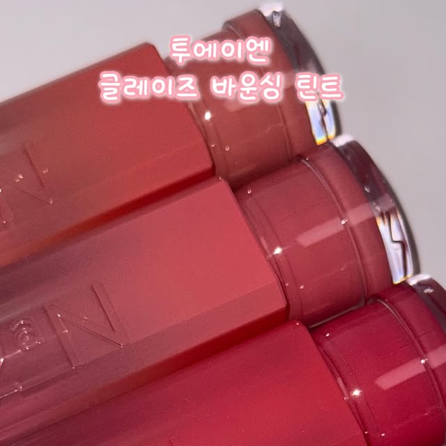 영니 on Instagram: "#광고 #투에이엔 @2an_official 

💖 8월 올영픽 추천템 공개! 💖

이번 달 올리브영은 ✨ 투에이엔 신상 대잔치 ✨

✔ 러브 버블 컬렉션(6종)
✔ 롱 웨어링 파운데이션(4종)
✔ 컬러 플레이 듀얼 라이너(5종)

👉🏻 롱 웨어링 파운데이션 미니 
– 언제 어디서든 들고 다니기 좋은 사이즈, 밀착력도 완벽해요. 
테스트 했을 때 촉촉하고 복숭아 컬러가 특히 예뻤어요!
👉🏻 퓨어 글래시 하이라이터
- 쉘, 클리어, 핑크벨을 사용해봤어요 ✨
쉘과 클리어는 모든 톤이 사용하기에 예쁘더라구요! 핑크벨은 완전 쿨톤 찰떡 컬러예요. 오묘한 펄 컬러가 너무 예쁨 .. 
👉🏻 듀얼 치크 
– 쥬시 피치 컬러를 사용했는데요. 
두 가지 컬러를 믹싱해서 바르면 더 예뻐요! 
펄까지 있어서 은은한 광이 도는 것 같아요. 
👉🏻 글레이즈 바운싱 틴트
- 맑고 투명한 발색 + 촉촉한 글로시감 안 예쁠 수가 없어요. 
플럼핑 효과도 있어서 입술이 화해지면서 주름 사이사이 메워져요. 
투에이엔 틴트 너무 잘 해서 놀람 .. 제 픽은 03 레이지! 진짜 예뻐서 계속 보게 됨 ㅠㅠ 기획세트 구매하면 미니 틴트 증정도 있으니까 이번에 꼭 구매하시길 추천드려요! 
👉🏻 컬러 플레이 듀얼 라이너
- 01 허니 피치 컬러 미쳐요.. 너무 예쁘고 증정 섀도우 컬러도 예쁨 봄웜라 추천템이에요! 픽싱이 엄청 잘 돼고 지속력도 좋아요. 물티슈로 닦아도 그대로 있어서 너무 놀랐었던 ,,😳

올리브영에서만 만날 수 있는 💕 #올영필수템
지금 바로 확인해보세요 🏃‍♀️💨

#올영픽 #올리브영추천템 #올영필수템 #러브버블컬렉션 #롱웨어링파운데이션미니 #컬러플레이듀얼라이너 #투에이엔블러셔 #투에이엔치크 #투에이엔x올리브영 #투에이엔틴트 #투에이엔하이라이터"