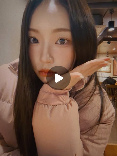 윤재은 on Instagram: "톤다운된 핑크 컬러라서
과하지 않고 딱 예쁜 색감 💗

요즘 패딩은 무조건 커 보이는 거 아니면 투박한게 많은데,
오사와 미츠리 크롭 하이넥 패딩은 
크롭 기장이라 비율 좋아 보이고
하이넥이라 목까지 따뜻해서 진짜 실용적이에요!! 🧣
그리구 손목 부분에도 시보리(고무줄) 작업이 잘되어있어서 바람 안들어옵니다!!🤭

특히 팔 부분 라인이 살짝 귀엽게 잡혀 있어서
패딩인데도 둔해 보이지 않고
폭닥폭닥한 핏 연출되는 게 너무 마음에 들었어요 ☁️

밑단 스트링으로 핏 조절도 가능해서
스트릿하게도, 캐주얼하게도 코디하기 좋고
가벼운 소재라 하루 종일 입어도 부담 없어요!

👉 패딩에도 귀여움 포기 못 하는 사람들한테 왕추천
(마치 귀여움 호소인인 나처럼…ㅋㅋㅋ)

컬러도 무려 11가지라
취향 따라 고르기 좋은 것도 장점이에요 🫶
(전 그중에서 귀여운 핑크💕를 골랐답니다 🫣)

🔗 오사와 공식 사이트
https://osawa.co.kr

🔗 오사와 공식 인스타그램
https://www.instagram.com/osawa_official

#오사와 #OSAWA #패딩 #숏패딩 #하이넥패딩"