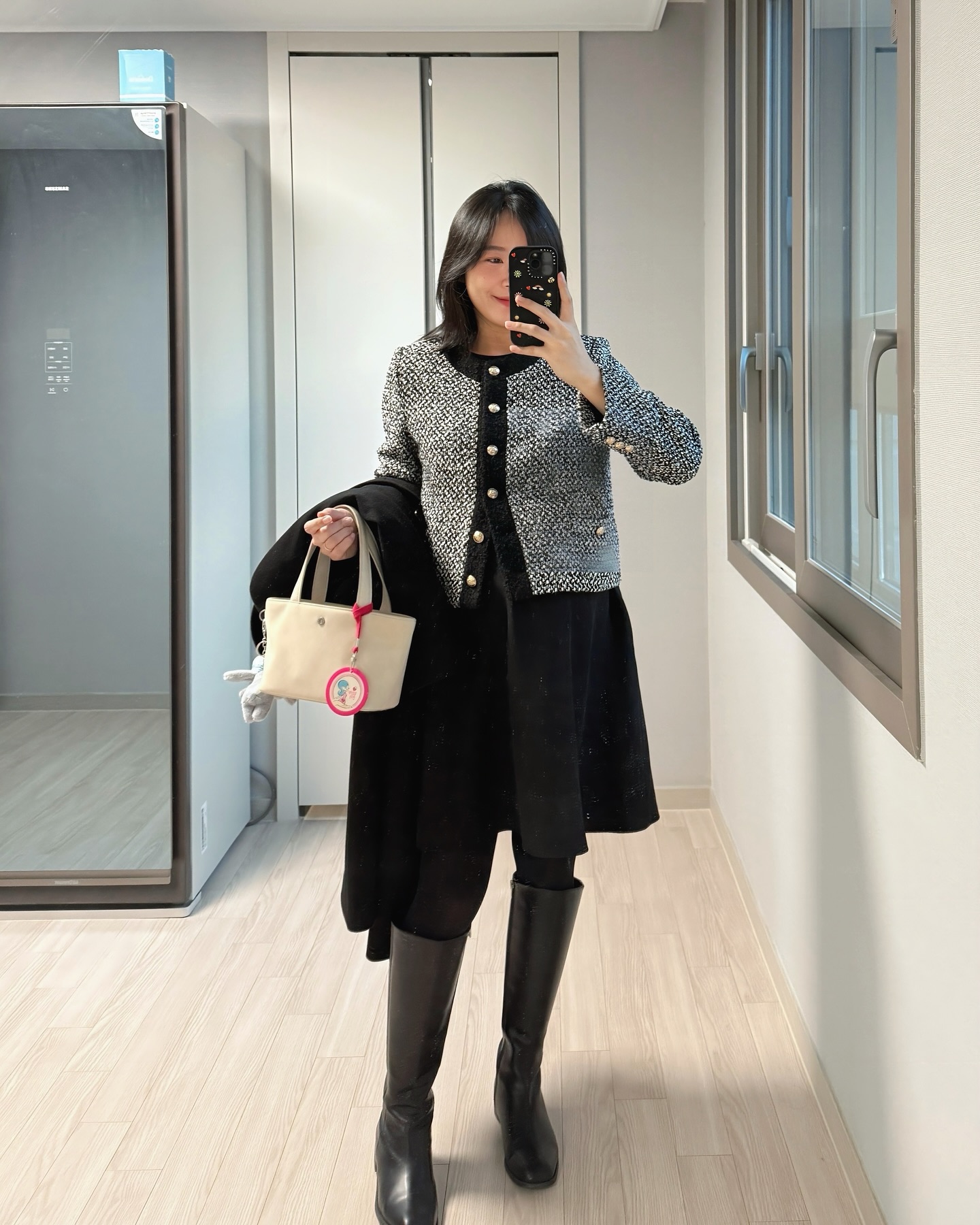 마지막출근룩🖤33주4일차 나자신 수고했어🤰🏻
달콤새콤매콤한 휴직라이프가 기다리고 있지만 오늘 기분 째지네~

 ➰트위드자켓-츄니토리 chunytory 
 ➰원피스-유니클로 uniqlokr 
 ➰가방-아오하 ahohaworld 
 ➰롱부츠-슈아떼 shoe__athe 

#나형_데일리룩 #오늘의출근룩 #출근룩코디 #임산부코디