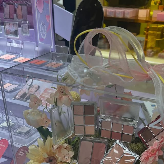Lucia on Instagram: "#광고

안녕하세요~~ 여러분 지금 여의도 더현대에서 비클린 팝업 내에 투에이엔 팝업 중인 거 아시나요??
12월 5일부터 12월 12일까지 진행중이에요!!

전 이번에 다녀와서 놀랐잖아요!
진짜 실물 보셔야 하는데 투에이엔 펄이 너무너무 예뻐요!! 장난 아니랍니다! 
펄이 영롱 그 자체인데다가 펄없는 매트 섀도우도 피부에 잘 녹아들어서 색이 정말 뽀얗게 잘 발색되요!

립도 하나 하나 발색해봤는데 유리알 광택감 너무 이쁘고 봄, 여름, 가을, 겨울 언제나 잘 어울릴 거 같은 색감들이었어요!
특히 제 맘에 든 색은 고트와 버터스윗이었어요! 

다른 화장품 브랜드에선 찾기 어려운 발색감이어서 더 맘에 쏙 들었던 것 같아요!

그리고 이번 투에이엔 팝업에서 빠질 수 없는 건 바로 걸스나잇 컬렉션이에요!!
전 걸스나잇 컬렉션 중에 트와일라잇 하이라이터 샀는데 역시나 투에이엔 답게 펄이 진짜  화려하고 예뻤어요!
크리스마스엔 역시 투에이엔 하이라이터로 빛나게 보내고 싶어지네요!!

10만원 이상 구매자에게 따끈따끈한 신상인 걸스나잇 컬렉션부터 오션글로우, 무드 체인저 ”시딩키트“ 선착순 증정한다고 하는데 저는 10만원 이상사고 걸스나잇 컬렉션 받았어요!

이로써 걸스나잇 컬렉션은 완전 정복 가능해 졌답니다!

그리고 스쿱이벤트도 하고 있어서 퍼담는 만큼 가져갈 수 있어요!
저는 영상 보시면 파우더랑 틴트 당첨됐답니다!

많이 사기도 했지만 산 것보다 받아가는 게 많은 팝업!! 너무너무 줄거웠어요! 담에도 투에이엔에서 팝업하면 달려가려구요👍🥰

여러분들도 클스마스 기간에 더현대 가셔서 투에이엔 걸스나잇 컬렉션 구입하시고 행복한 하루 되세요!!🩷😍

Cosmetics : @2an_official 

#투에이엔 #2an #투에이엔팝업 #걸스나잇컬렉션 #듀얼치크 #베러미아이팔레트 #퓨어글래시하이라이터 #더현대 #더현대서울 #더현대팝업 #더현대비클린팝업 #비클린팝업 #팝업추천 #팝업스토어 #연말데이트"