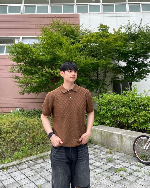 핸수 on Instagram: "#광고 @1rony9orno_official 

‘텍스쳐드 버튼 카라니트’

우수한 통기성과 유니크한 텍스쳐가 포인트인 카라니트입니닷✨

깔끔한 핏과 단추 포인트로 여름코디 남친룩으로 찰떡아이템이닷😌

다들 즐거운 하루 보내십쇼🙏🏻🙏🏻

#아이러니포르노화이트라인 #아이러니포르노 #ironyporno #ironypornowhiteline #반팔니트 #니트 #티셔츠 #여름니트 #여름코디 #코디추천 #패션피플 #패션코디 #오오티디 #데일리코디 #옷스타그램"