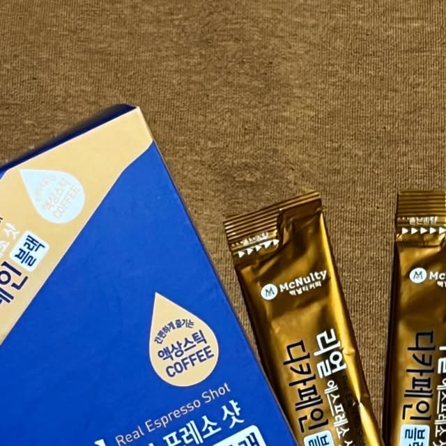 지연 on Instagram: "#광고
맥널티 리얼 에스프레소샷 디카페인은 고소한 초콜리티한 향이 느껴뎌서 호불호 없이 모두가 즐길 수 있는 에스프레소이고 개별포장 되어있어 휴대하기도 편리하게 5초만에 커피를 완성할 수 있어요! 그리구 액상으로 되어있어 아포가토 등 다양한 커피를 만들 수 있어요!
✔️구매링크:https://bit.ly/Espresso_decaf

#맥널티 #맥널티커피 #리얼에스프레소샷 #디카페인 #액상커피 #커피 #에스프레소 #레시피 #한국맥널티"