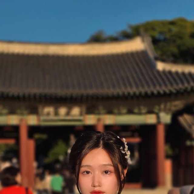 𝑺𝒐 𝒎𝒆, 소미 👀🌸 on Instagram: "작년 여름... 가을? 의 창덕궁인데 햇살이 정말 노르스름 따뜻하죠✨️
여러분은 어느 빛의 해가 좋으신가요? 저는 바삭바삭 갓 구워진 식빵 같은 해가 좋더라고요. 뺨 위로 부드럽게 내려앉고, 땀이 나도록 불쾌하지도 않고 그런 해요.
근데 살짝 눈이 부셔서 미간이 찌푸려진대도 괜찮은 것 같아요. 해가 밝아 찌푸린다니, 기분 나쁠 때만 얼굴 구기지 언제 또 이런 지구적 이유로 미간 구겨 보겠어요 ㅎㅎ
⠀
#korea #koreangirl #hanbok #changdeokgung #intp"