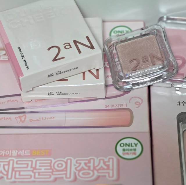 미니 on Instagram: "#광고
투에이엔(2aN) 요즘 너무 핫한 거 아시죠? 🫧 이번에 8월 올영픽 추천템으로 나온 투에이엔 러브 버블 컬렉션이랑 신제품들 써봤어요 💖

✔️ 투에이엔 베러 미 아이팔레트 02 페어리 기획 세트
은은한 글리터랑 음영 컬러 조합이 진짜 꿀조합✨ 화사하게 데일리로 쓰기 딱 좋아요!

✔️ 투에이엔 컬러 플레이 듀얼 라이너 04 로지 캔디 기획 세트
말랑한 로즈 핑크 톤 + 또렷한 아이라인 조합이라 분위기 메이크업에 찰떡 💕 오래가서 수정할 필요도 거의 없어요.

✔️ 투에이엔 듀얼치크 브러시 기획 세트 + 듀얼치크 (핑크텐션/하트벌룬/핑크페탈)
블러셔는 역시 브러시랑 같이 써야 제맛! 컬러감이 생기면서도 과하지 않고, 피부에 맑게 물든 느낌이라 진짜 예뻐요 🩷

✔️ 퓨어 글래시 하이라이터 클리어
피부에 은은하게 물광 필터 씌운 느낌 ✨ 얼굴이 확 살아나서 요즘 최애템이에요!

이번에 올리브영에서 바로 만나볼 수 있으니까, 러브 버블 컬렉션이랑 같이 꼭 체크해보세요 🫧"