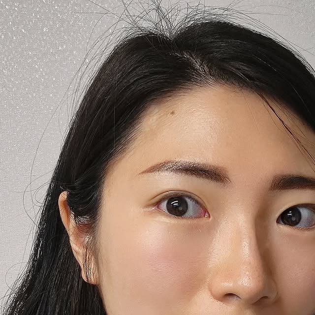 쏘쏘 on Instagram: "#광고 여드름은 가만히 두면서 서서히
낫게 하는 게 정석이라고는 하지만
저는 솔직히 농익은 여드름을
그냥 내버려두기가 참 어려워요 😂
흉 질 수도 있다는 걸 알면서도 어느새
면봉을 들고 꾹꾹 눌러 짜게 되네요 🫠

결국 이렇게 시뻘겋게 남은 상처는
그대로 방치하면 기미 같은 흔적으로
남게 된답니다. 벌써 그렇게 만든
여드름 흉터가 몇 개인지 모르겠어요!

하지만 이제는 좀 다릅니다~ 여드름 짠
피부 컨디션까지 보살펴주는 꿀템을
만났기 때문이죠! 바로 ...
에스트라 에이시카 365 흔적 진정 세럼✨️

1회 사용만으로도 손상을 최대 130%까지
개선해 주는 놀라운 효과의 에스트라의
흔적 진정 세럼을 좋은 기회로 체험해 볼 수
있게 되었는데요, 직접 사용해 보니 제형이
굉장히 매끄러우면서도 밀착력 있게 피부를
감싸주는 느낌을 주었어요. 보호막 한 겹을
씌우는 것 같았달까요? 겉도는 느낌이 아니라
산뜻해서 답답하지 않았어요~ 크림도 아니고
묽은 세럼에서 이 정도의 레이어링이
가능하다는 점이 참 신기했습니다 ^^

체험 키트를 단기간 사용하였음에도
전후 차이가 꽤 있었는데요, 바르고 나면
아침까지 촉촉함이 유지되어서 건성 타입
피부를 가지신 분들께 더더욱 추천해 드리고픈
고마운 제품이랍니다, 지금 올영PICK으로
할인된 가격에 만날 수 있다니 진정 세럼
찾고 계신다면 고려해 보시는 것도 좋겠습니다!

#에스트라 #흔적진정세럼 #AESTURA"